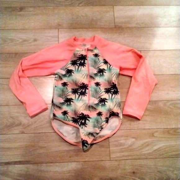 A Hawkin based swimsuit - Picture 1 of 4